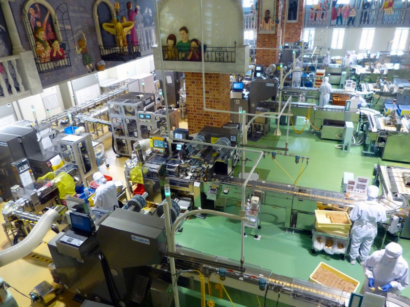 ecommerce-SERANON-min_japan_sapporo_chocolate_factory_label_packaging_cookie_machine_operators-961509