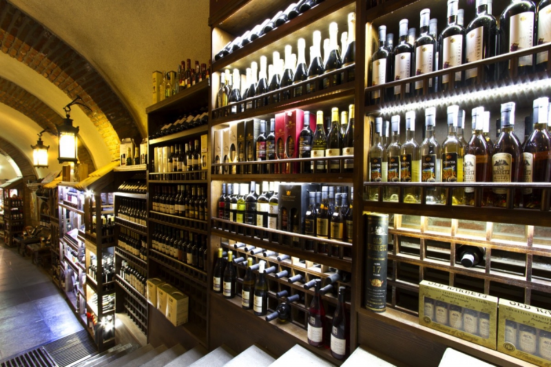 ecommerce-SERANON-min_world_street_travel_shop_canon_georgia_wine_bottles-429767